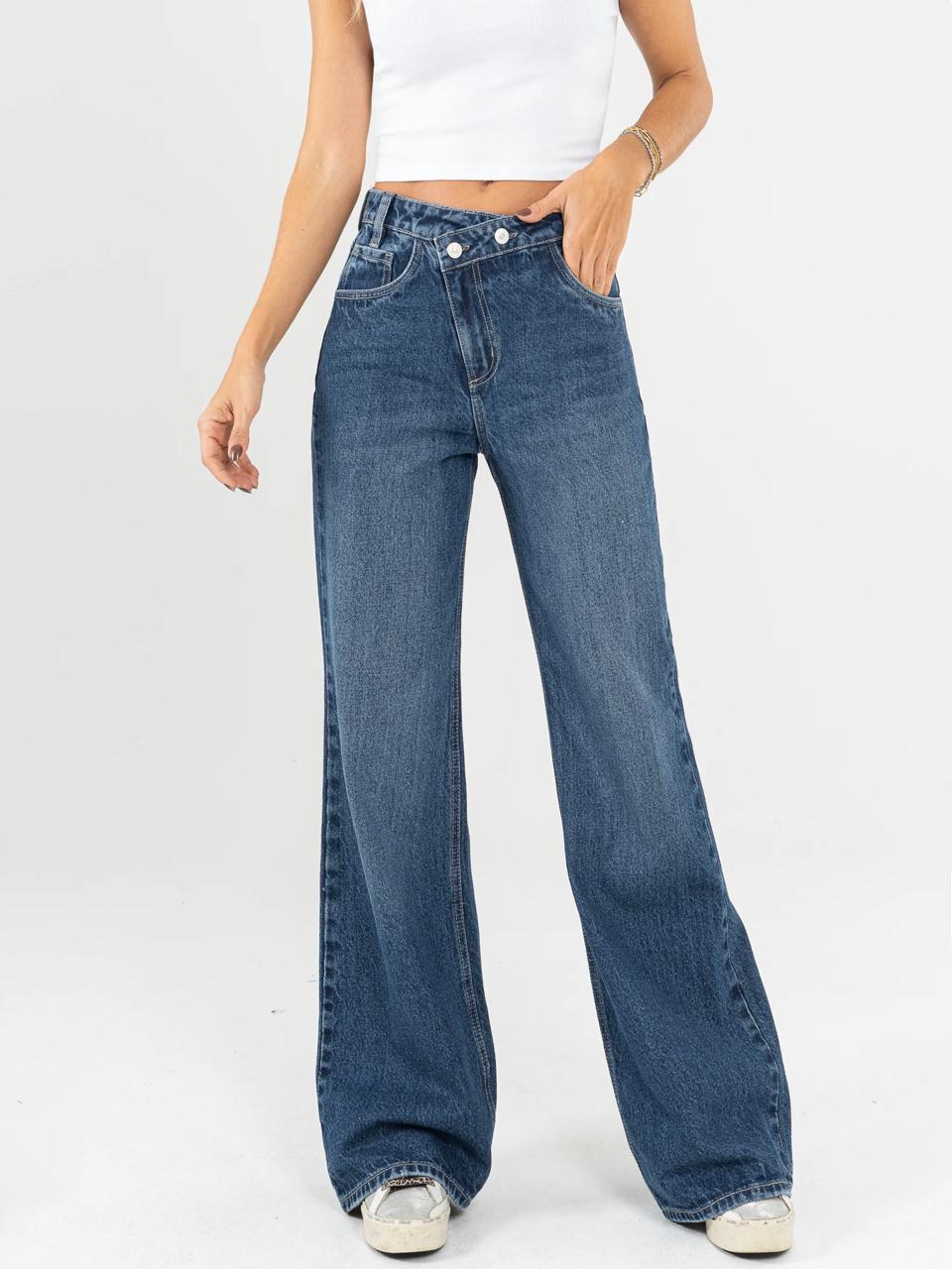 Ref: DCN945 Jean mom flare rígido, detalle en pretina,tono azul