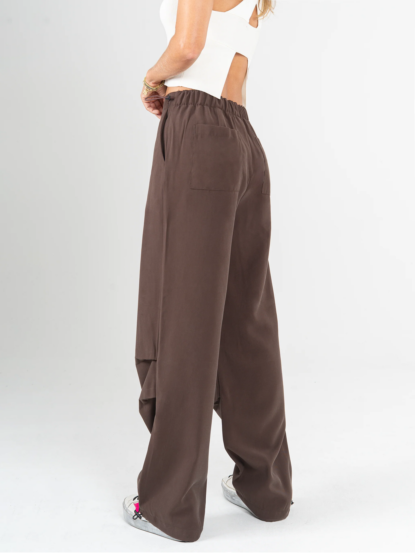 Ref: DCN987 Pantalón cargo, prense en pierna, detalle en pretina, tejido plano liviano, tiro alto