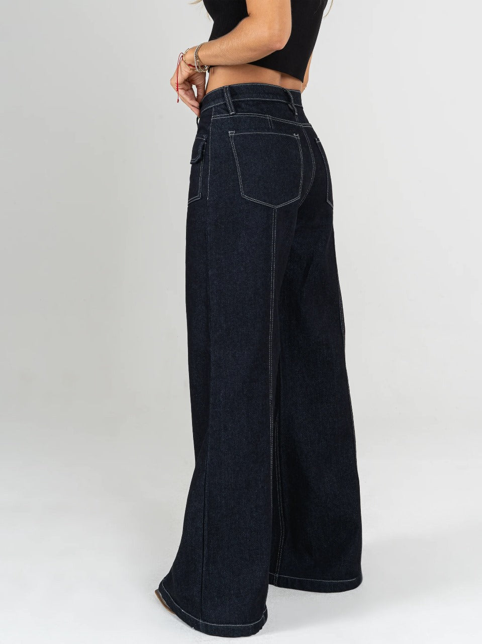 Jean mom flare oscuro Unik en modelo para guía de horma y tiro alto