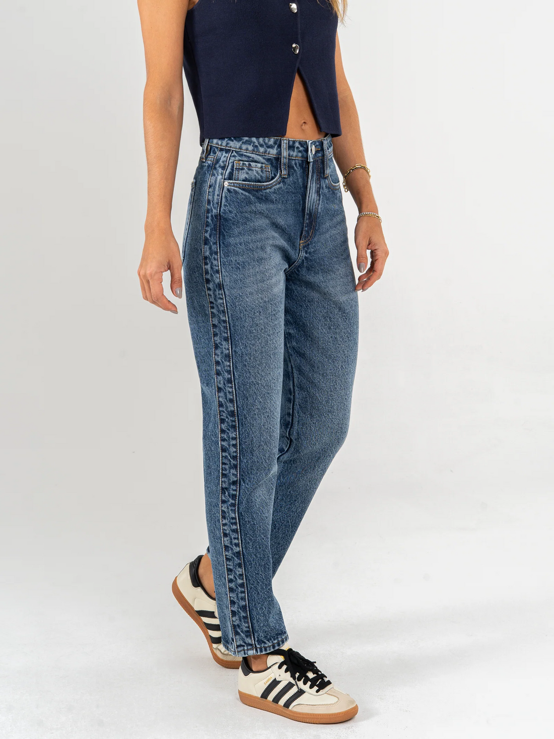 Jean mom fit Unik en denim rígido usado como portada editorial