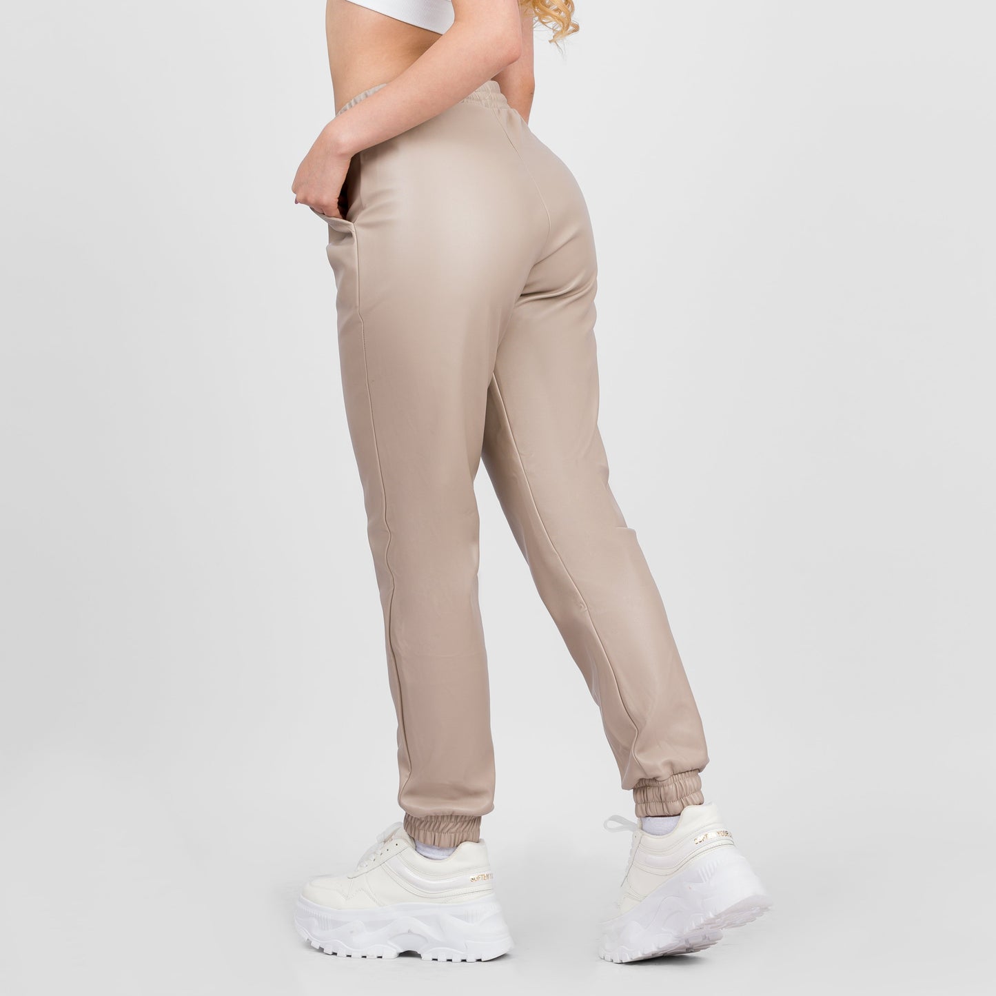 Jogger en Cuerina