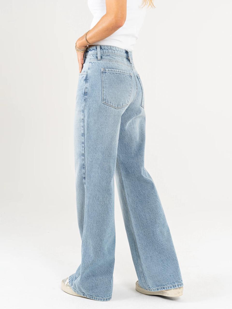 Ref: DCN869 Jean mom flare rígido, detalle en pretina,tono azul .
