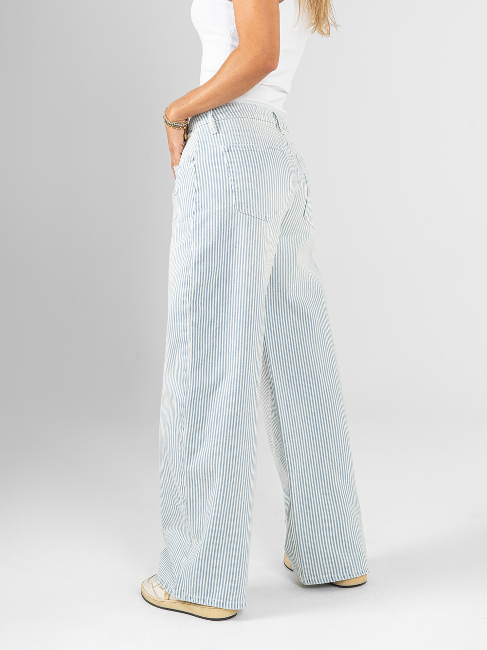 Ref: DCN1103 Jean wide leg, tiro alto, confort, rayas, tono azul claro