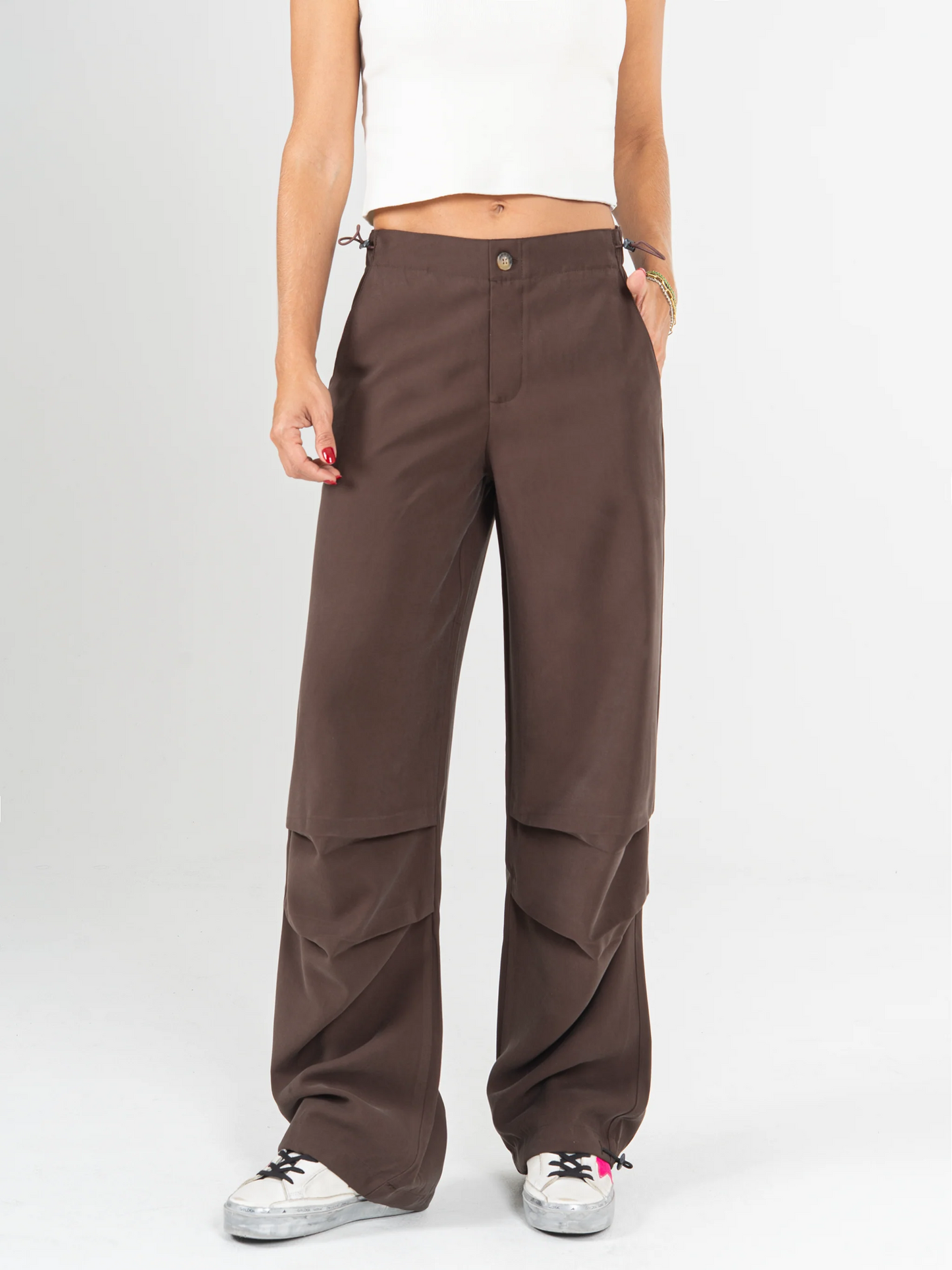 Ref: DCN987 Pantalón cargo, prense en pierna, detalle en pretina, tejido plano liviano, tiro alto