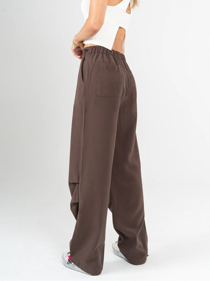 Ref: DCN987 Pantalón cargo, prense en pierna, detalle en pretina, tejido plano liviano, tiro alto
