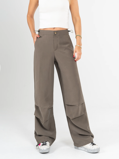 Ref: DCN987 Pantalón cargo, prense en pierna, detalle en pretina, tejido plano liviano, tiro alto