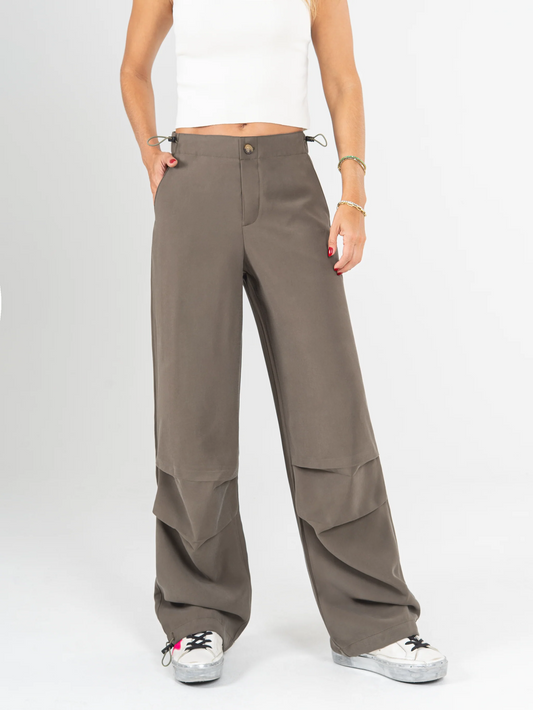 Ref: DCN987 Pantalón cargo, prense en pierna, detalle en pretina, tejido plano liviano, tiro alto