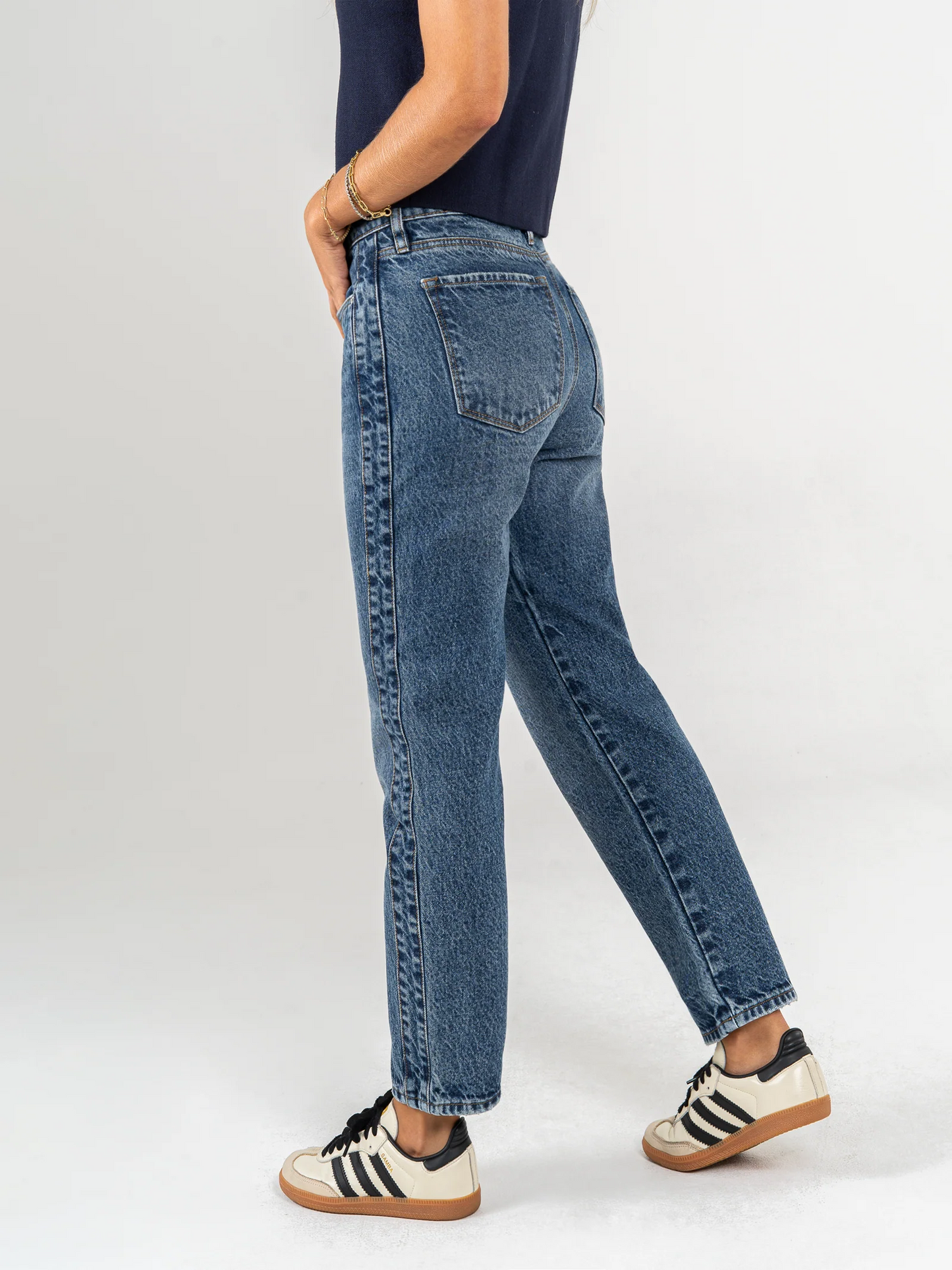 REF: DCN1002 Jean Mom fit rígido,detalle laretal
