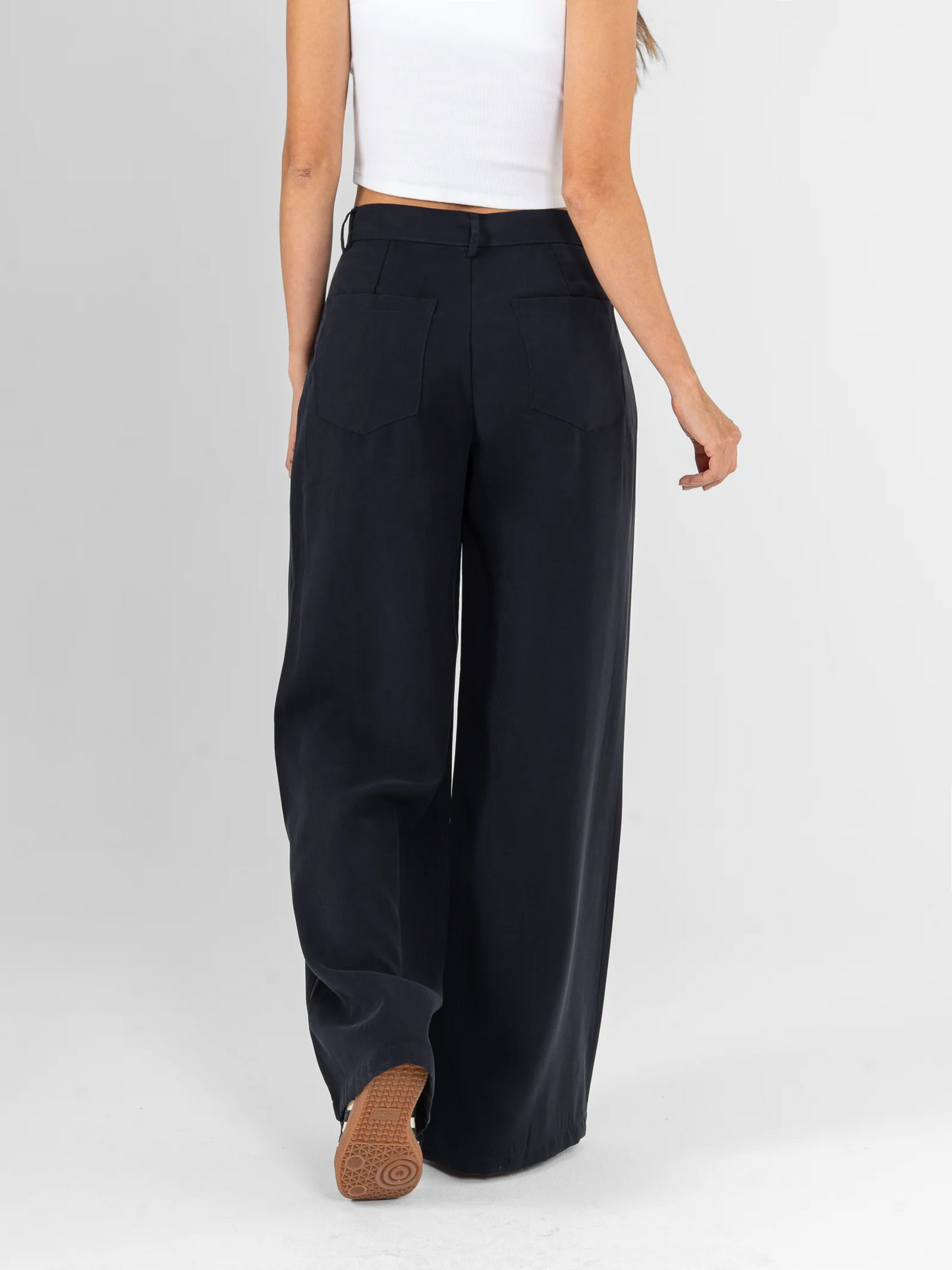 Ref: DCN1111 Pantalón straight leg, tejido plano liviano, tiro alto.